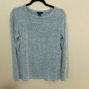 Gap women’s gray shirt in a medium.